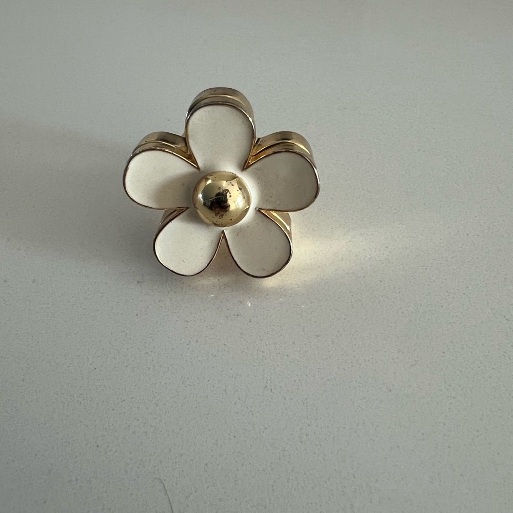 Daisy perfume ring back Marc Jacobs. Good condition. Still full with fragrance.